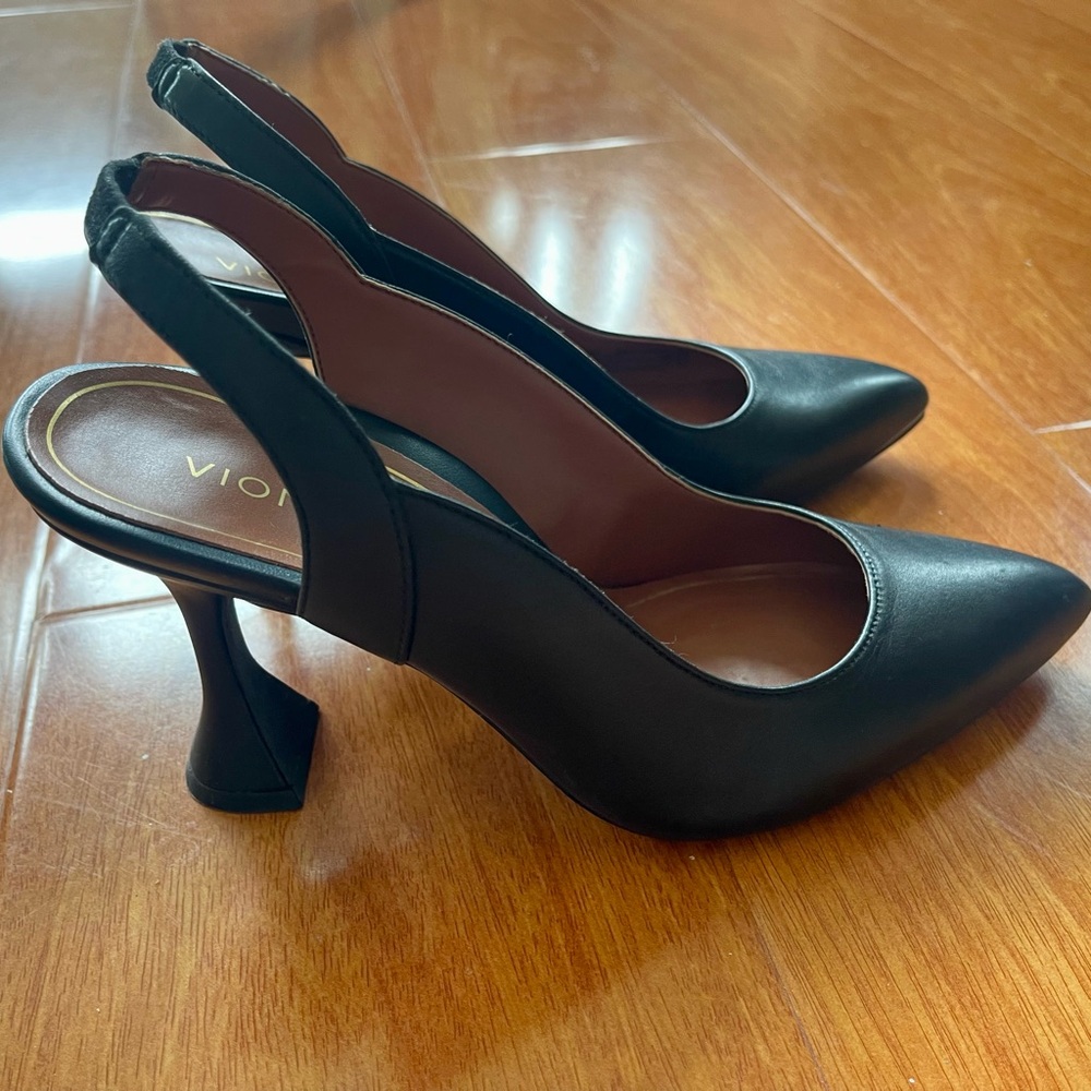 8.5 Vionic  beautiful leather sling back heels . perfect for high insteps
